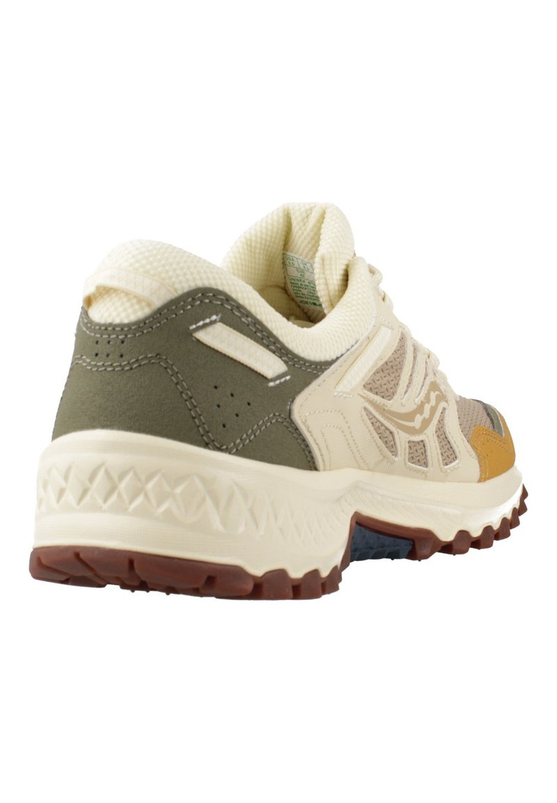 Trailrunning-schoen in beige, olijfgroen en zandkleur met een getextureerde zool en gewatteerde kraag, in een schuine driekwart achteraanzicht.