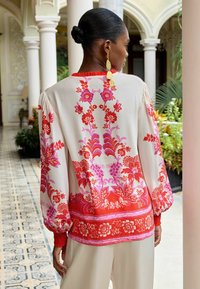 Love & Roses V NECK REGULAR FIT - Bluza - red paisley