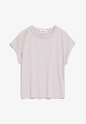 Krótki rękaw, jasnoróżowa i biała koszulka w poziome paski z zaokrąglonym dekoltem i rękawami raglanowymi, ułożona płasko.