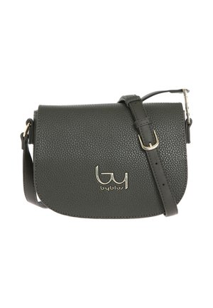 Borsa a tracolla in pelle grigia scura con texture, dotata di tracolla regolabile e logo Byblos argento sulla patta frontale.