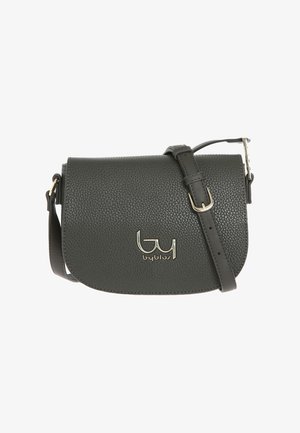 Borsa a tracolla in pelle grigia scura con texture, dotata di tracolla regolabile e logo Byblos argento sulla patta frontale.