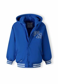 Mėlynas paminkštintas džemperis su gobtuvu, su baltais raukiniais ant rankovių ir apačios, snap užtrauktukais ir kontrastiniu siuvinėtu logotipu ant krūtinės.