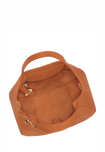 Orangene Leder-Shopper-Tasche mit zwei Griffen, zeigt ein geräumiges, mit Stoff ausgekleidetes Innenleben und ein dezentes Logo-Muster. Mit Akzenten aus goldfarbenem Metall.