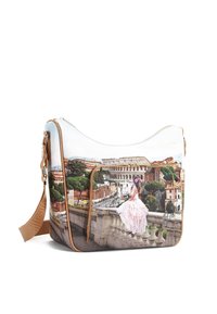 Borsa a spalla con una stampa fotografica di uno skyline urbano con una donna in un vestito rosa, dettagli in pelle e chiusura con zip.