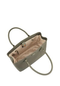 Olijfgroene leren tote bag met een lichtbeige interieur. Voorzien van twee handvatten en een magnetische sluiting, met een binnenvak met rits.