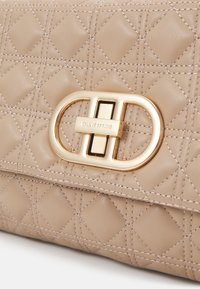 Call it Spring ZOLLA - Ülerinna-kott - beige