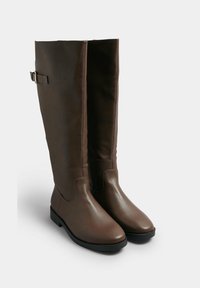 Stivali marroni al ginocchio realizzati in materiale liscio con suola piatta, dotati di chiusura con zip e una cintura decorativa sul lato.