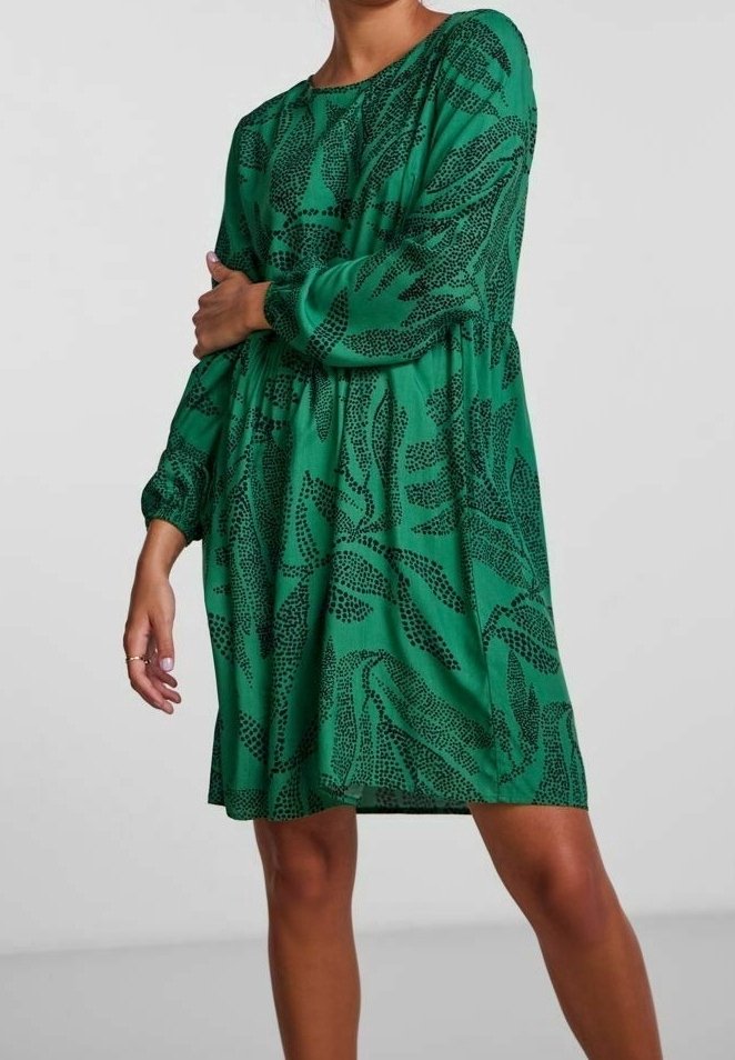 Robe verte en tissu léger, avec une coupe ample, des manches longues et un motif de feuilles noires sur l'ensemble.