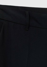 Črne krojene hlače s ravnim sprednjim delom, tkanina z teksturo, zanke za pas in čista obdelava pasu.