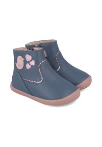 Botas de cuero azules con acentos de color rosa en forma de ola y bordado de un pájaro y un corazón, con una suela de goma para mayor agarre y durabilidad.