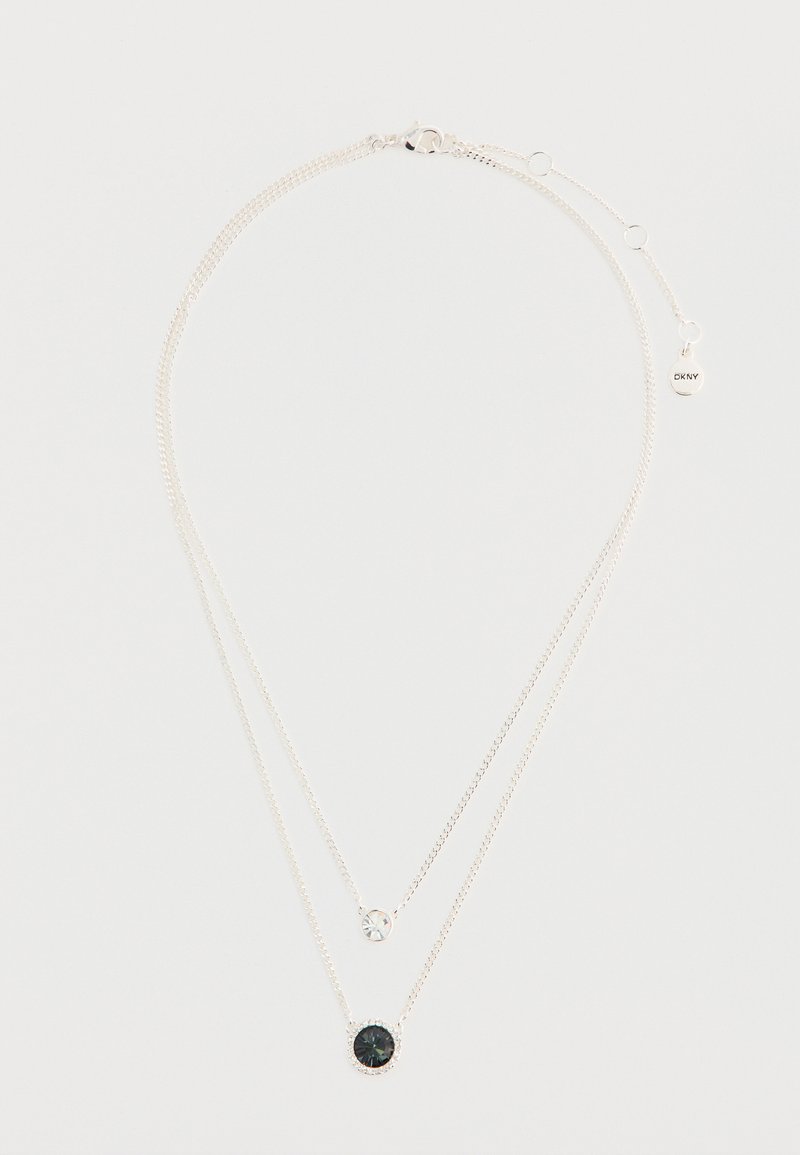 Silberne geschichtete Halskette mit zwei Ketten, einer runden schwarzen Steine und einem kleineren klaren Stein. Mit einem Verschluss, der ein DKNY-Tag enthält.