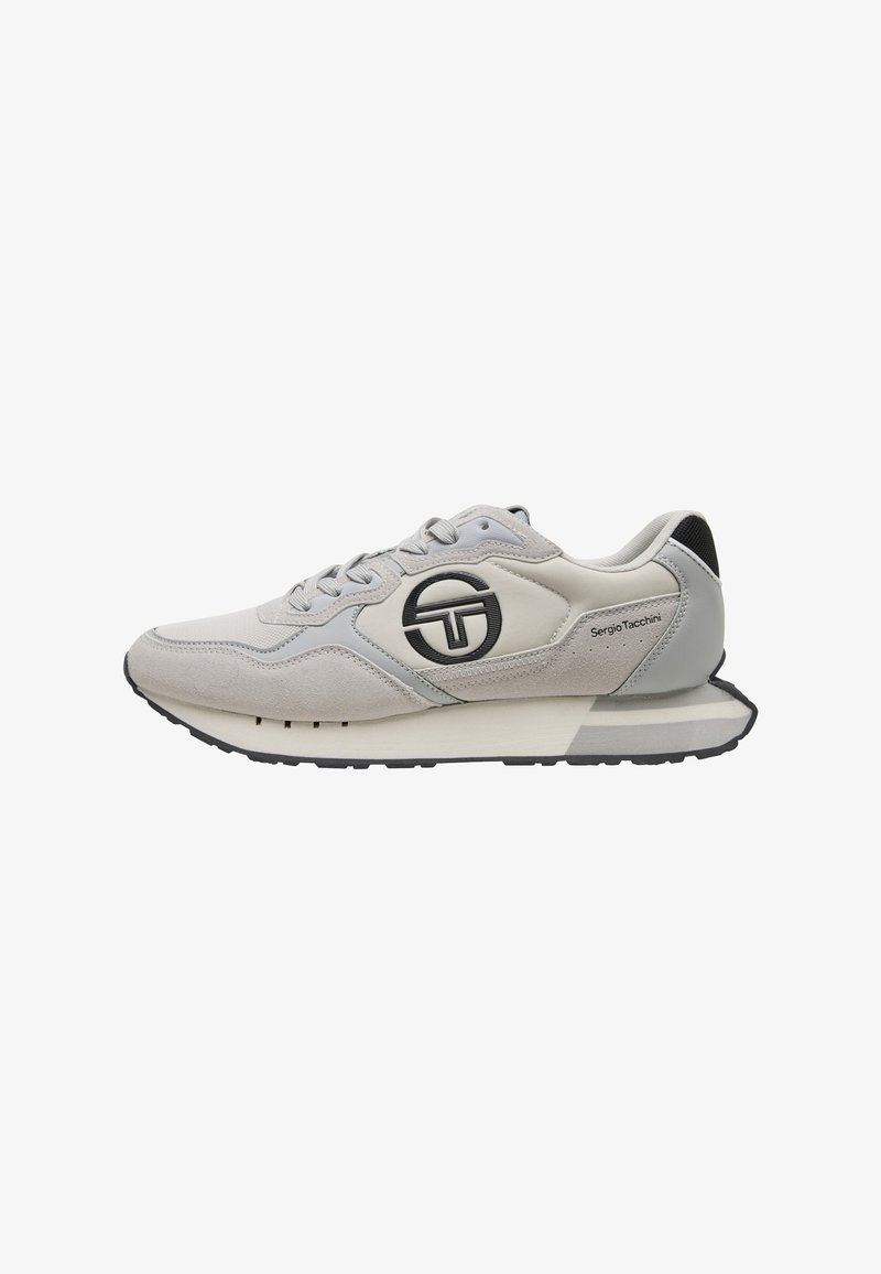 Baskets gris clair et beige avec semelle noire, lacets et logo Sergio Tacchini sur le côté, vues du côté extérieur.