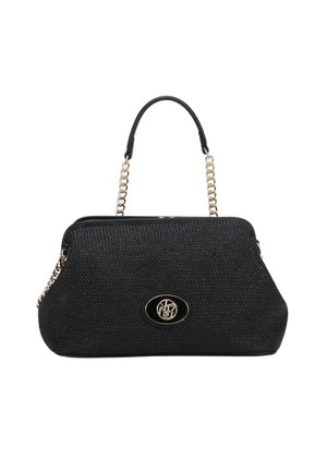 Borsa nera realizzata in materiale testurizzato, con una tracolla in catena dorata e un medaglione con logo. Chiusura con zip nella parte superiore, forma arrotondata.