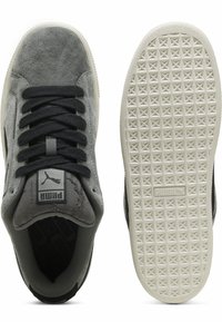 Sneaker in suede grigio con accenti neri, design con lacci e suole in gomma testurizzata con un motivo a diamante. Logo Puma sulla linguetta.