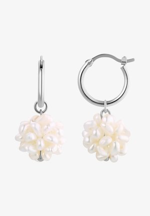 Weiße Perlencluster-Ohrringe an einem silbernen Hoop. Die strukturierten Cluster weisen verschiedene Perlenformen auf und sind an einem glatten, polierten Metallring befestigt.