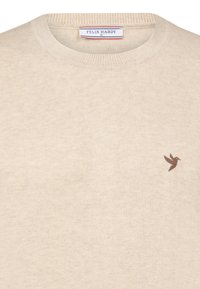 Maglione beige con scollo rotondo e polsini a coste. Logo di un uccello marrone ricamato sul lato sinistro del petto. Texture morbida, design casual.