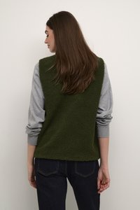 Vesta din fleece verde cu mâneci gri, având o textură moale și o croială lejeră. Spatele este texturat și contrastează cu materialul neted al mânecilor.
