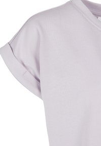 Svetlo vijolična kratka majica z zavihki na rokavih in okroglim izrezom, ki prikazuje podrobno teksturo tkanine in šive.