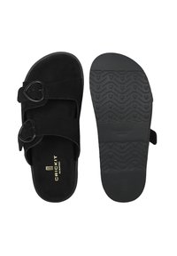 Czarne klapki z dwoma klamrami w kształcie serca i z górną częścią z sztucznego zamszu. Teksturowana czarna gumowa podeszwa z wzorem serc. Złoty detal z logo.
