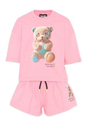 Różowy komplet z krótkim rękawem i szortami z misiem z niebieskimi i pomarańczowymi łatami oraz napisem "Barrow Friendly".