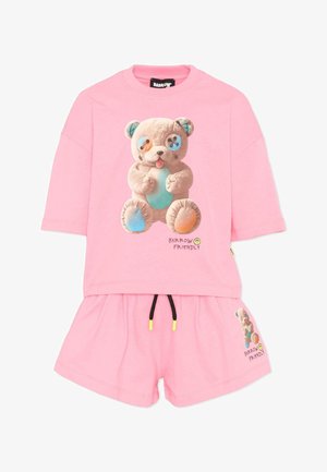 Completo rosa con top a maniche corte e pantaloncini, con un orsetto di peluche con toppe blu e arancioni e testo "Barrow Friendly".