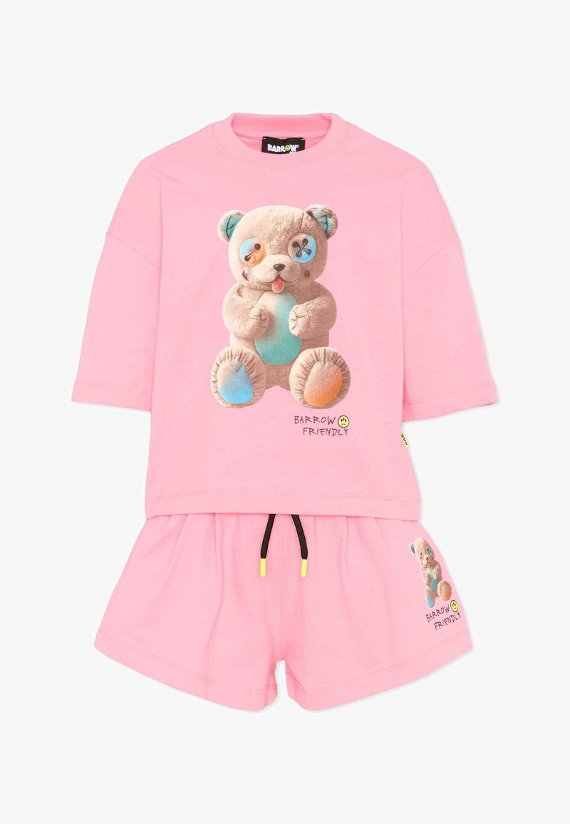 Completo rosa con top a maniche corte e pantaloncini, con un orsetto di peluche con toppe blu e arancioni e testo "Barrow Friendly".