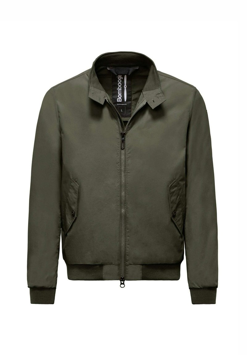 Giacca bomber verde oliva con chiusura frontale a zip, tasche laterali con patta e polsini a costine. Presenta un colletto classico e una texture liscia.