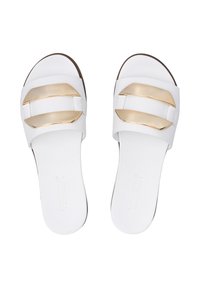 Weiße Rutsch-Sandalen mit goldenen Akzenten, ausgestattet mit zwei breiten Riemen und einem glatten, minimalistischen Design, vor einem schlichten Hintergrund.