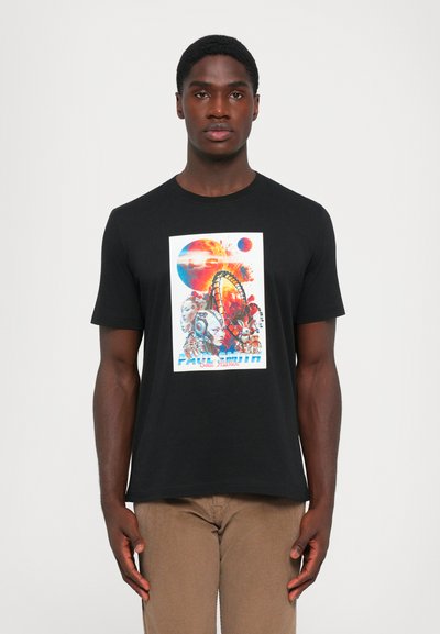 T-shirt noir avec un imprimé graphique coloré comportant des designs abstraits et du texte. En col rond, à manches courtes, fabriqué en coton doux.