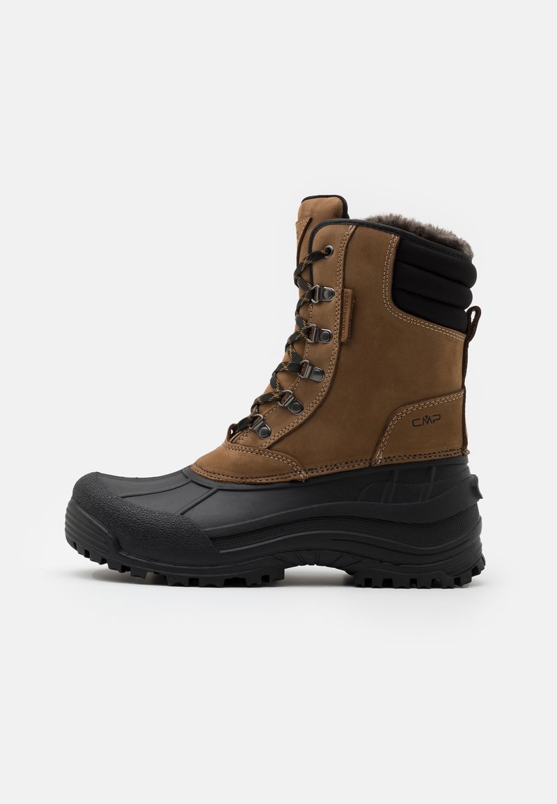 Brauner wasserdichter Winterstiefel mit schwarzer Gummisohle, Futter aus Fell oben und Metall-Schnürhaken für eine verstellbare Passform. Strukturierte Oberfläche.