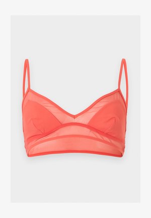 Κοραλί bralette με λεπτές ρυθμιζόμενες τιράντες, διάφανα πάνελ από δίχτυ πάνω και κάτω από ελαφρώς επενδεδυμένες θήκες, σε ανοιχτό γκρι φόντο.