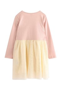 Baumwollkleid mit langen Ärmeln, rosa Oberteil und gelbem Tüllrock, der dezente Punkte und eine geraffte Taille aufweist.