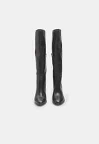 Botine negre, până la genunchi, din piele netedă, cu vârf rotund, toc subțire și închidere cu fermoar pe partea exterioară.
