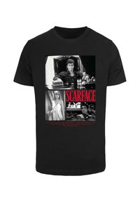 Sort t-shirt med "Scarface" grafik, der viser fire billeder i sort-hvid, rød tekst og et citat nederst.