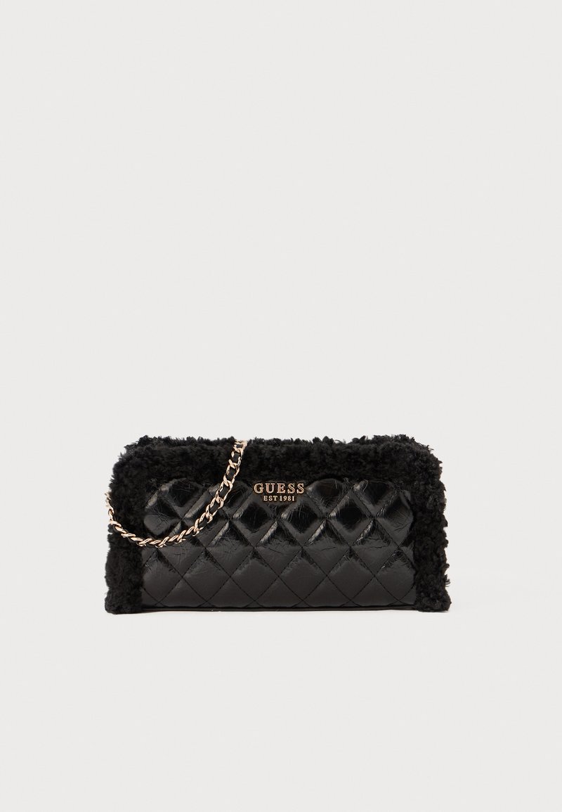 Borsa a pochette trapuntata nera con bordi in pelliccia sintetica, dotata di una tracolla in catena dorata e del logo "GUESS EST 1981" sul fronte.