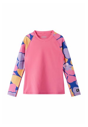 Różowa koszula z długim rękawem z wielokolorowymi rękawami w kwiatowy wzór w odcieniach niebieskiego, żółtego, fioletowego i różowego, z okrągłym dekoltem.