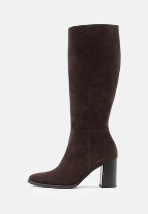 Bota de camurça castanha até ao joelho com um salto bloco. Textura suave e design de bico arredondado. Estilo minimalista, sem qualquer hardware ou detalhes visíveis.