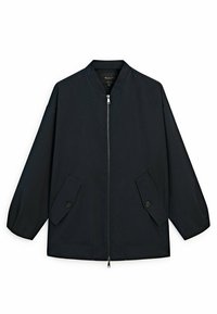 Mustan vetoketjujackan pitkät hihat, kaksi nappiläpällä varustettua taskua ja ribattu kaulus, esitelty valkoista taustaa vasten.