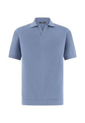 Polo de manga corta azul claro con cuello abierto y sin botones, hecho de tela lisa.