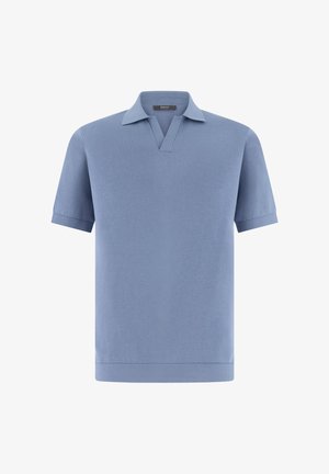 Polo de manga corta azul claro con cuello abierto y sin botones, hecho de tela lisa.