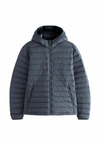 Jachetă gri căptușită cu glugă, cu închidere prin fermoar și două buzunare laterale. Materialul este neted, cu un model texturat, matlasat.