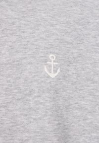 Gråt bomuldsstof med en subtil meleret struktur, med en lille hvid broderet ankerlogo placeret på venstre side.