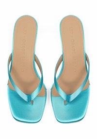 Aqua satijnen hoge sandalen met een vierkante neus, voorzien van dunne kruislingse bandjes en een soepel, beige voetbed.