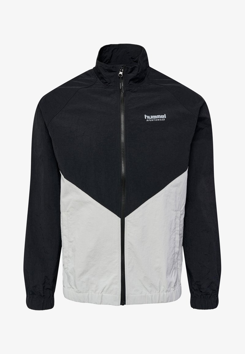 Svart och vit vindjacka med hög krage, dragkedjestängning och elastiska ärmslut; har en diagonalt färgblockdesign och logotyp.