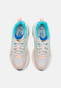 Szare buty sportowe z siateczkową cholewką, jasnoróżowymi akcentami, turkusowym wykończeniem i teksturowaną podeszwą. Posiadają sznurówki i pętelkę do zakupu.