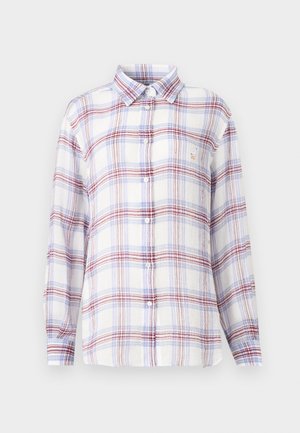 Camisa de manga larga con botones, con patrón de cuadros en blanco, rojo y azul, cuello puntiagudo y pequeño logo bordado en el bolsillo izquierdo del pecho.
