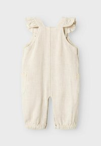 Beige linnen tuinbroek met gerimpelde schouderbanden, elastische boorden en twee voorkno pockets. Fijne textuur met delicate kantafwerkingen langs de pocketranden.