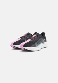 Scarpe da corsa in maglia nera con accenti rosa e azzurro chiaro, design leggero, superiore testurizzato e intersuola bianca.