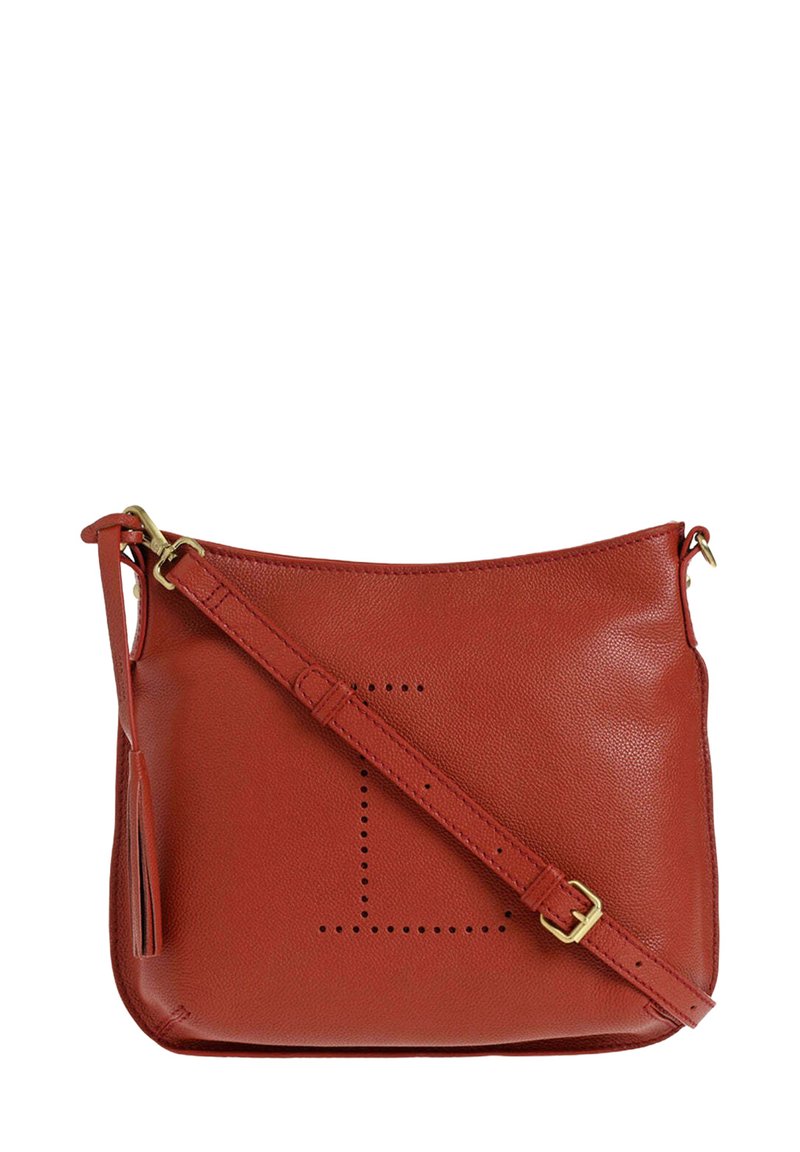 Sac en cuir en rouges avec une texture lisse, des accessoires en or, une bandoulière ajustable et des détails perforés dans un motif géométrique.