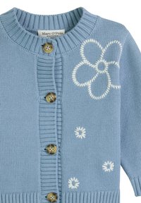 Hellblau gestrickte Strickjacke mit geripptem Kragen und Knopfschluss. Mit weißer Blumenstickerei und dekorativen Knöpfen.